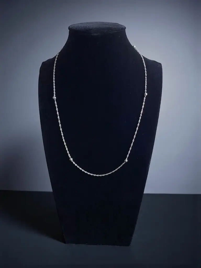 Cadena esferas cuello.webp